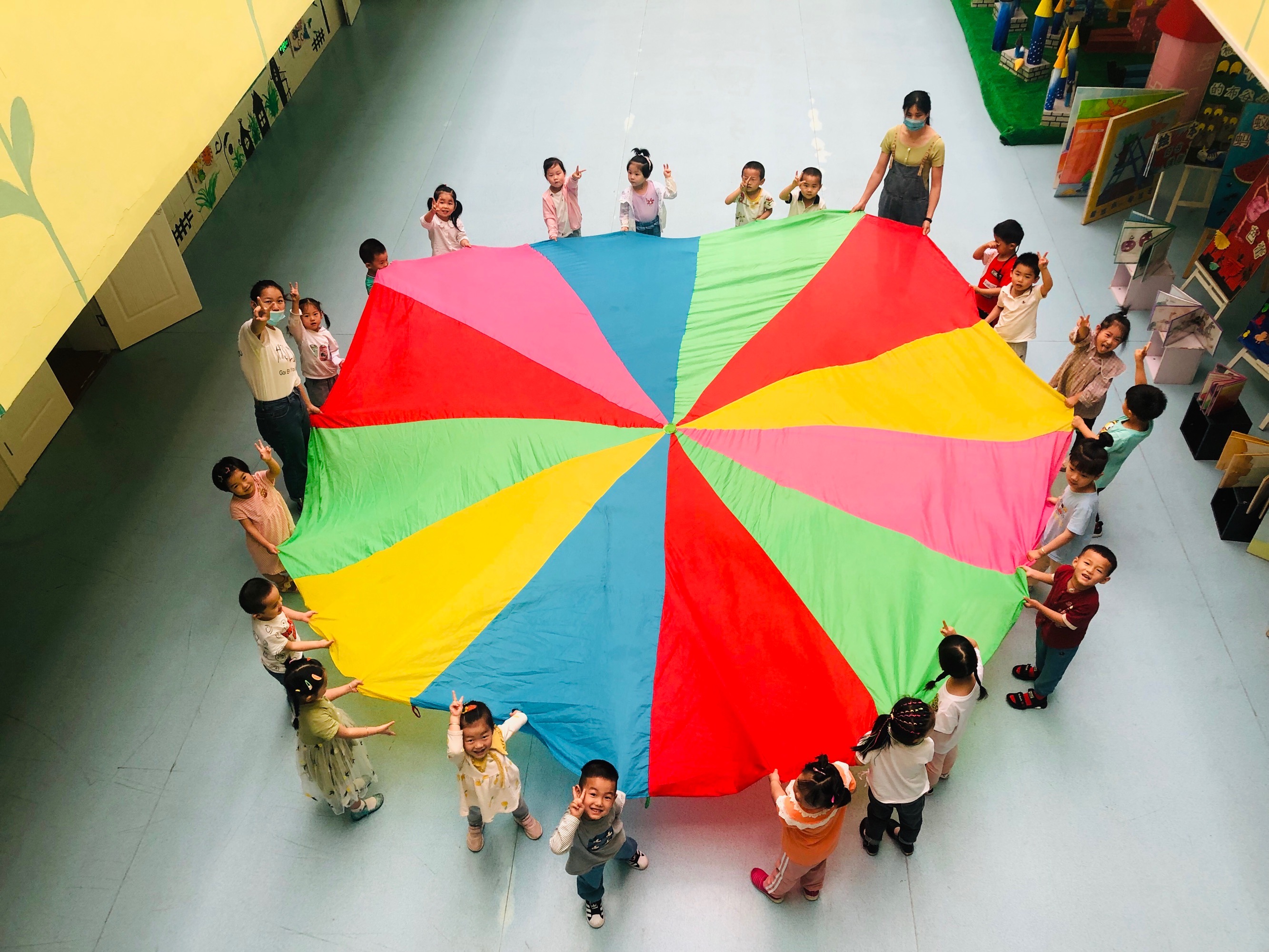 幼儿园彩虹伞游戏玩法_小班体能游戏彩虹伞_小班体育游戏彩虹伞