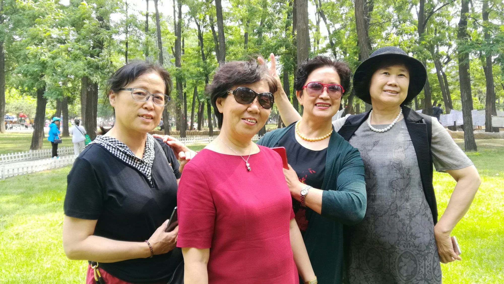 小姐妹_姐妹小聚的朋友圈简单一句话_姐妹小聚朋友圈文案简短