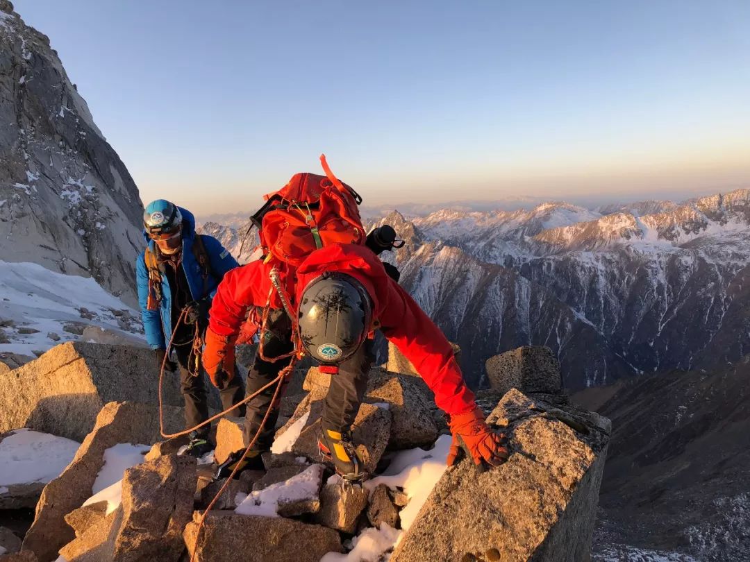 登山车手机游戏破解版_登山车的小游戏_手机游戏登山车