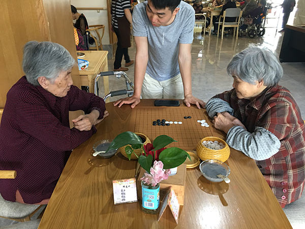 照顾老人小孩手机游戏_带老人做游戏_照顾小宝宝手机游戏