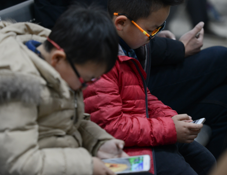 小孩玩手机游戏有好处吗_手机游戏小孩玩_小孩玩手机游戏的危害