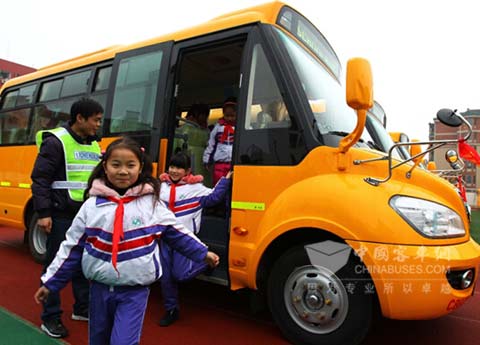 孩子用手机玩游戏的危害_孩子耍手机游戏_中国小孩子玩手机游戏吗