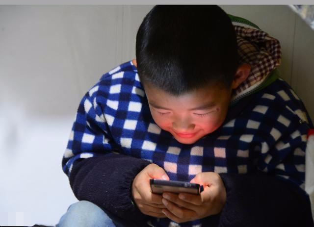 吃饭玩手机怎么了_手机玩游戏不吃饭怎么回事_吃饭的时候玩游戏