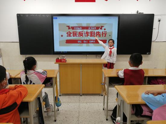 玩手机打游戏死人的新闻_玩手机游戏毁掉一生的例子_手机玩游戏害死人的电影