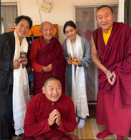 手机玩游戏的最高境界图片-手机游戏：在虚拟世界中寻找宁静与自