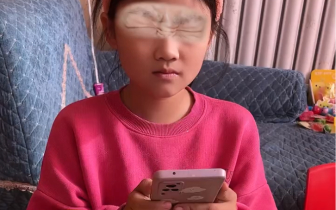 眼睛贴着手机看_手机贴着眼睛打游戏好吗_眼睛贴近手机看会近视吗