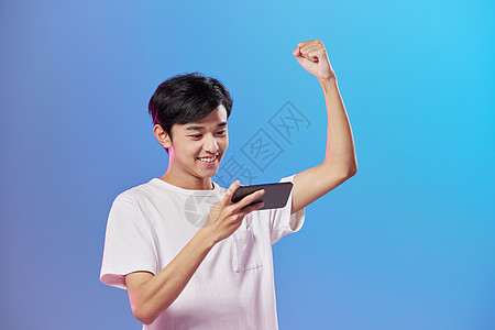 中小学生该不该玩手机游戏_该中小玩手机游戏学生可以玩吗_该中小玩手机游戏学生怎么办