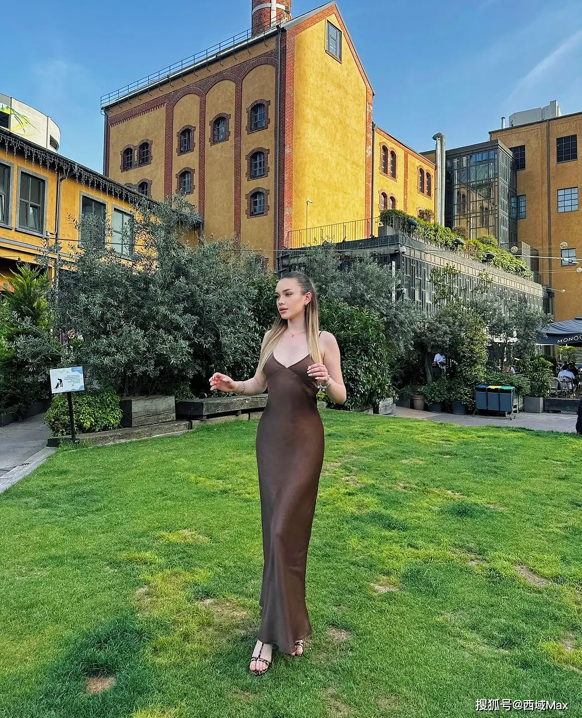 美女穿透明衣服_美女穿超透明挤b裤图_美女穿纯透明比基尼