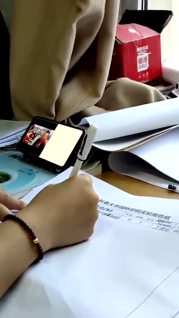 手机玩游戏时老是分屏_手机玩游戏分屏后出现卡屏_手机分屏打游戏